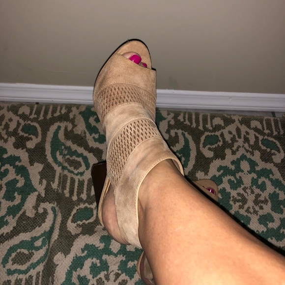 Soft peep toe pump w block heel...Audrey Brooke - Picture 3 of 4